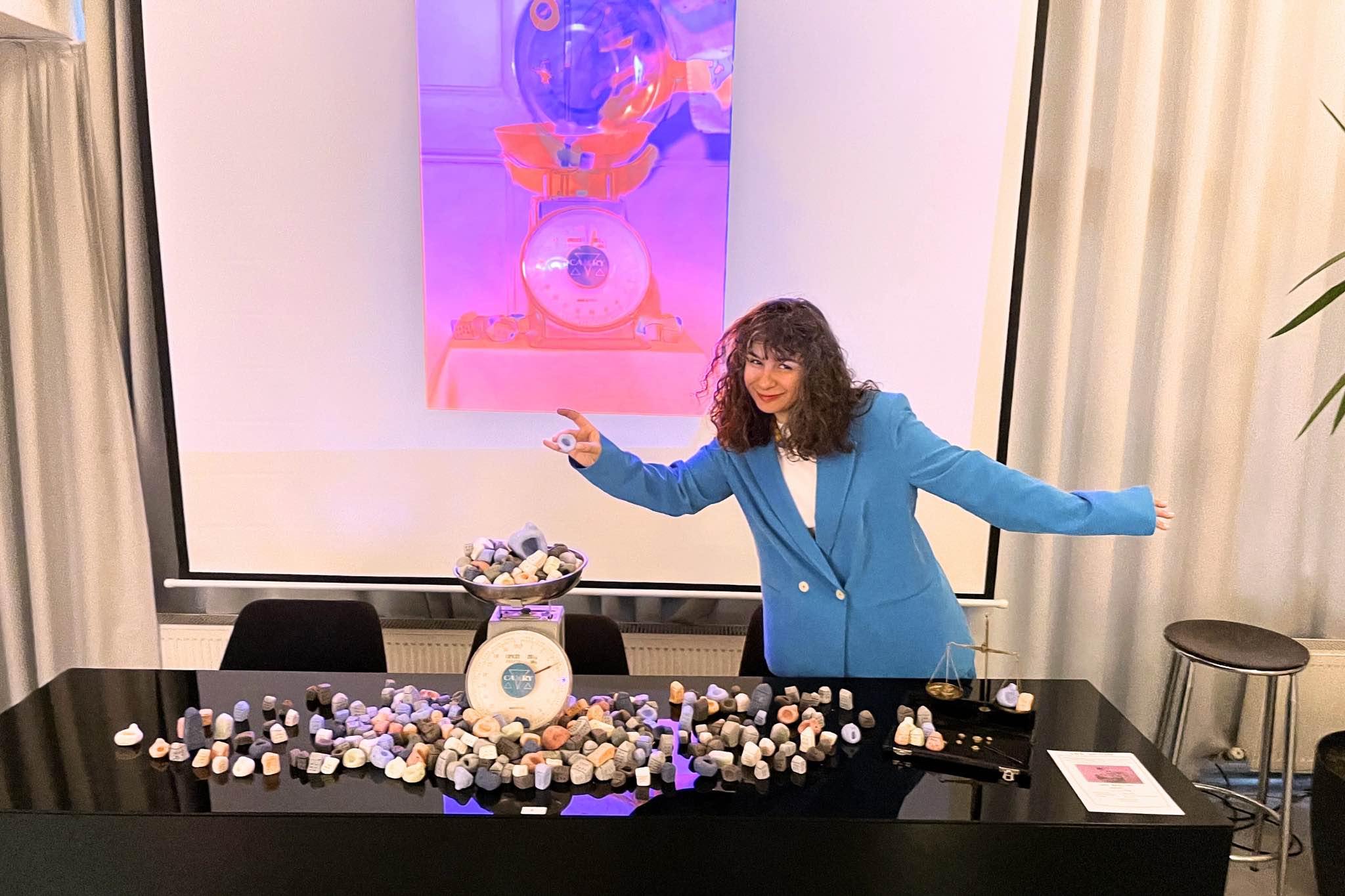 sanatci-cansu-dinc-kisisel-sergi-buzzing-ankara-2025